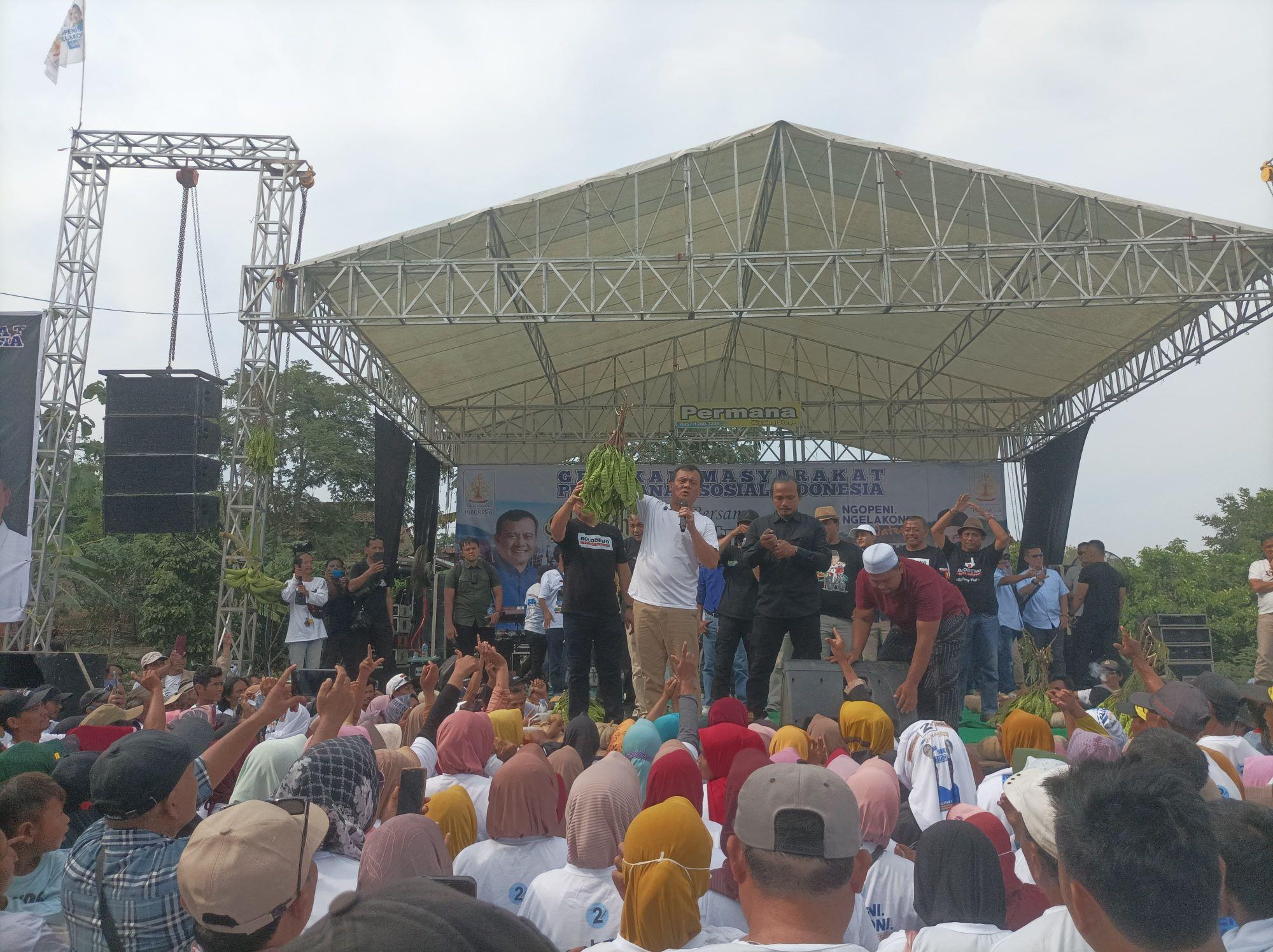 Bertemu Cagub Ahmad Luthfi, Petani Hutan di Pati Bawakan Buah Tangan Hasil Panen