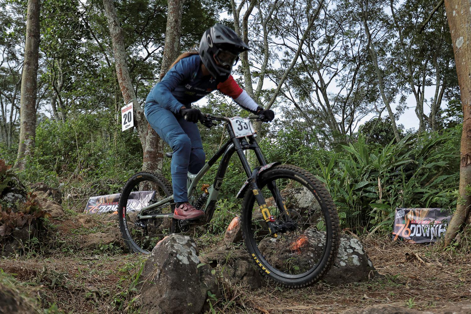 Hakim dan Riska Raih Waktu Tercepat Kelas Elite Babak Seeding Run 76 Indonesian Downhill 2025 Kudus