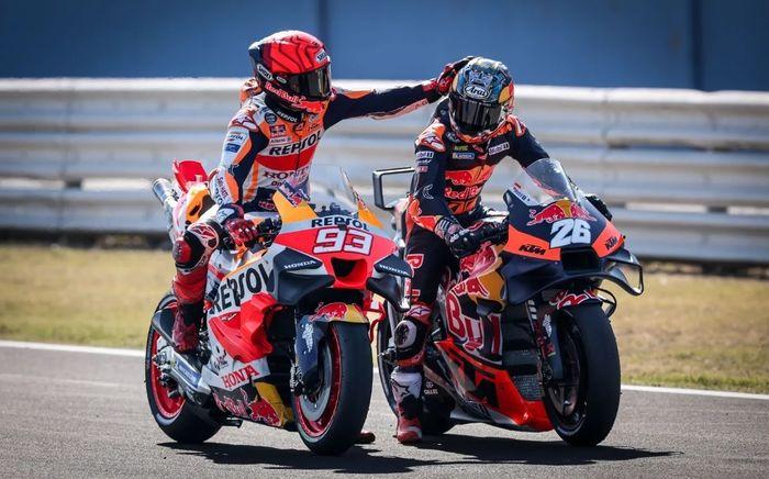 Dani-Pedrosa-KTM-dan-Marc-Marquez-Repsol-Honda-saling-menyapa-di-M.jpg