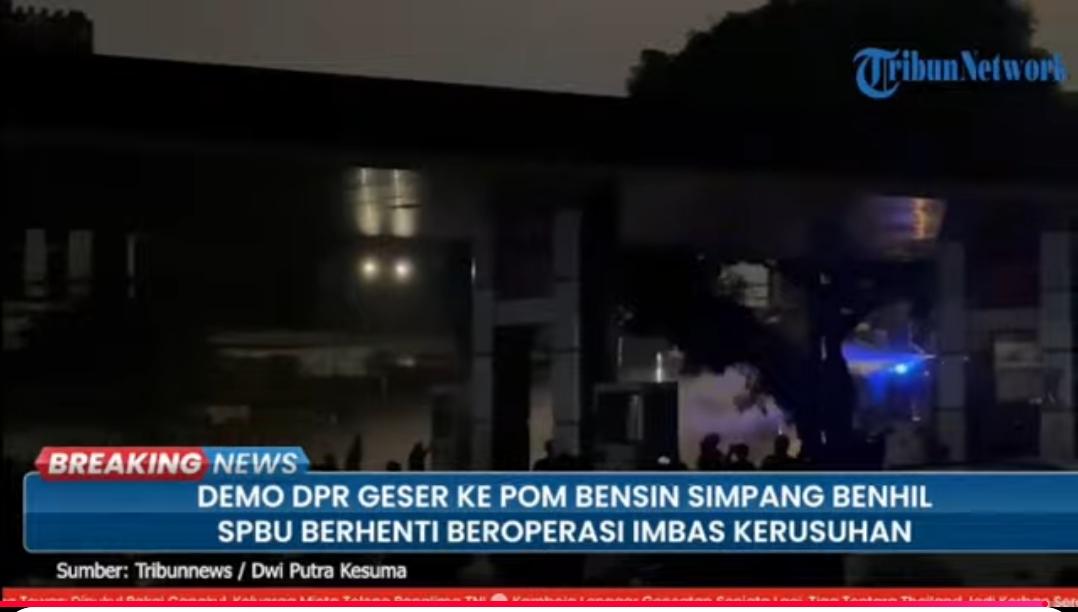 Demo-DPR-Bergeser-ke-SPBU-Simpang-Benhil-Operasional-Ditutup-Imbas-Kerusuhan.jpg