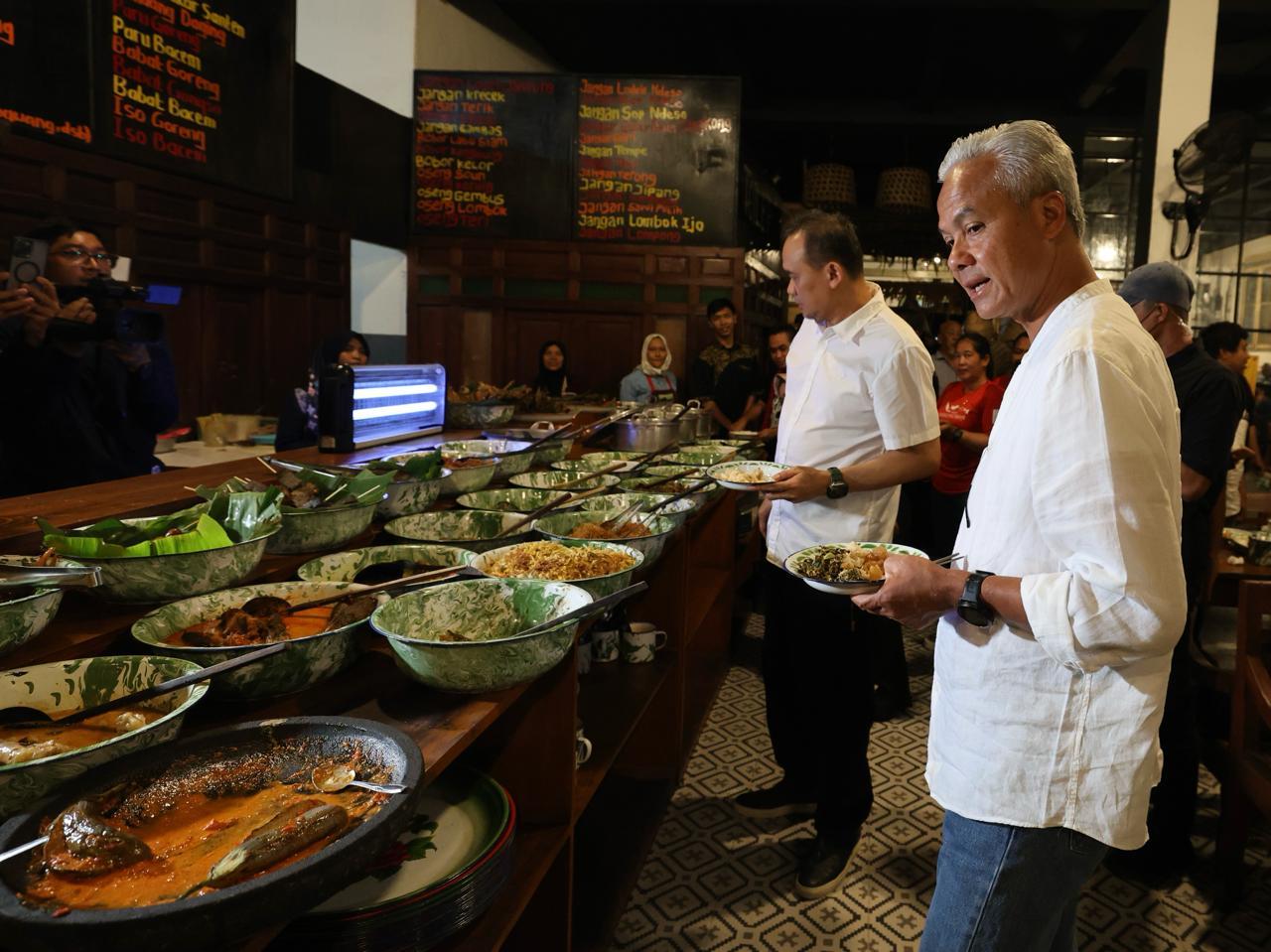 Di-masa-tenang-Ganjar-Pranowo-makan-malam-bersama-Cak-Lontong-di-Resto-Sego-Bancakan.jpg