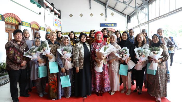 Dinas-Koperasi-UKM-Provinsi-Jateng-Gelar-Modest-Fashion-2023-12-Model-Kenakan-Batikd2.jpg