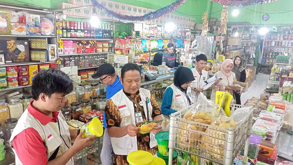 Dindagkop-UKM Pekalongan Temukan Makanan Kedaluwarsa Saat Sidak Ramadan