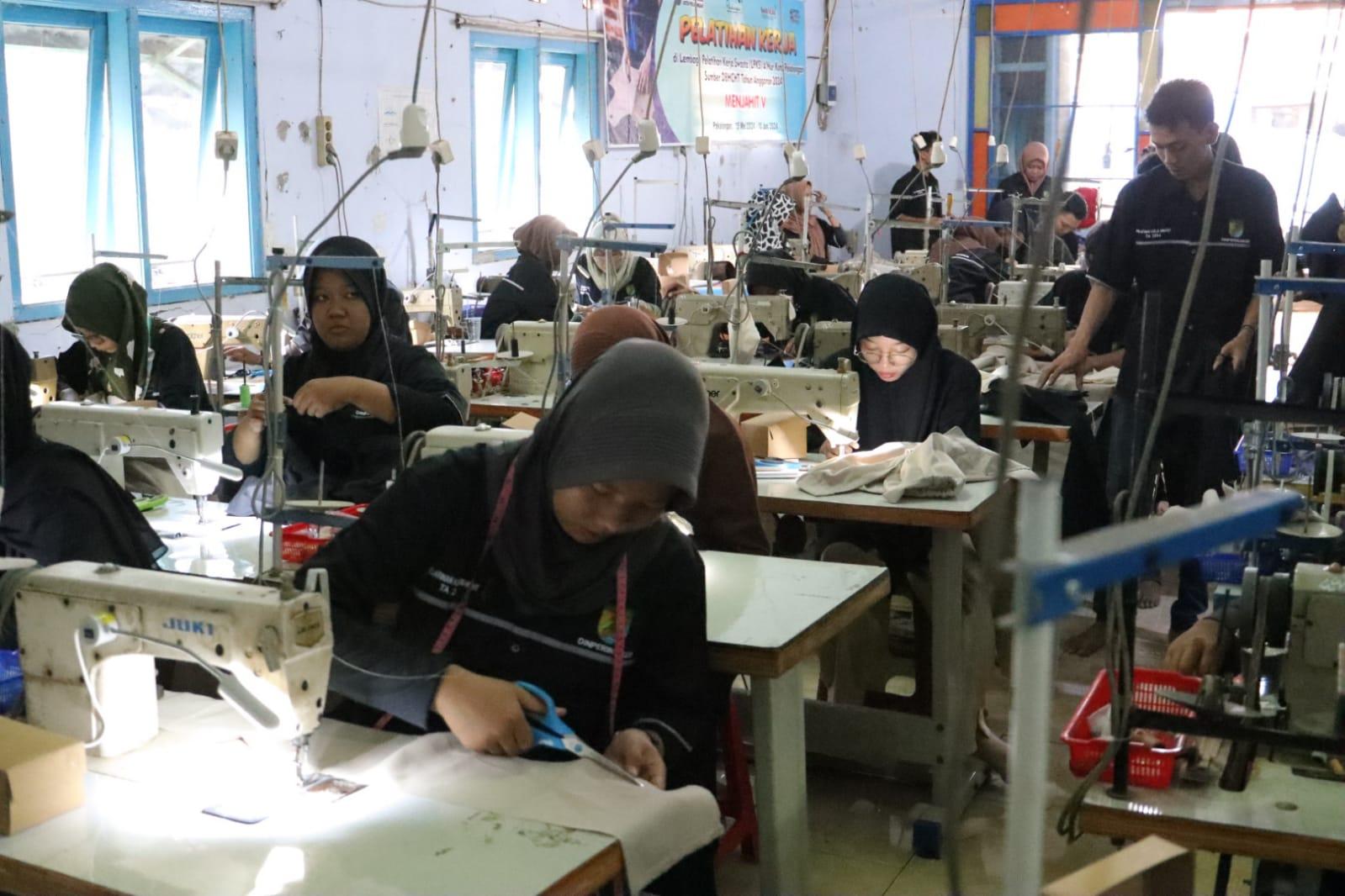 Dinperinaker-Kota-Pekalongan-menyelenggarakan-pelatihan-kerja-keterampilan-menjahit.jpg