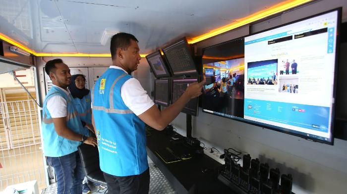 Direktur-Utama-PLN-Darmawan-Prasodjo-mengecek-kesiapan-Mobile-Electricitygfd45t4.jpg