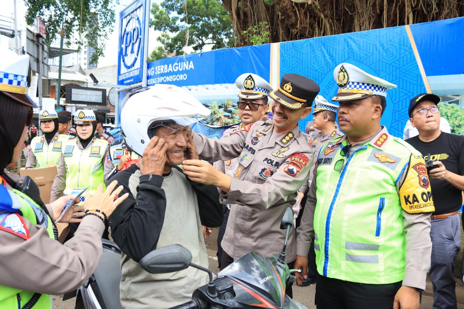 Dirlantas-Polda-Jateng-Kombes-Agus-Suryo-Nugroho-rompi-hijau-saat-melakukan-sosialisasi.jpg