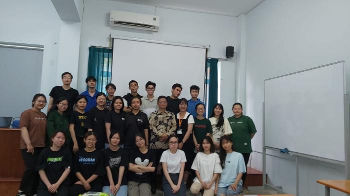Dosen-tamu-di-Nong-Lam-University-Ho-Chi-Minh-City-Vietnam.jpg