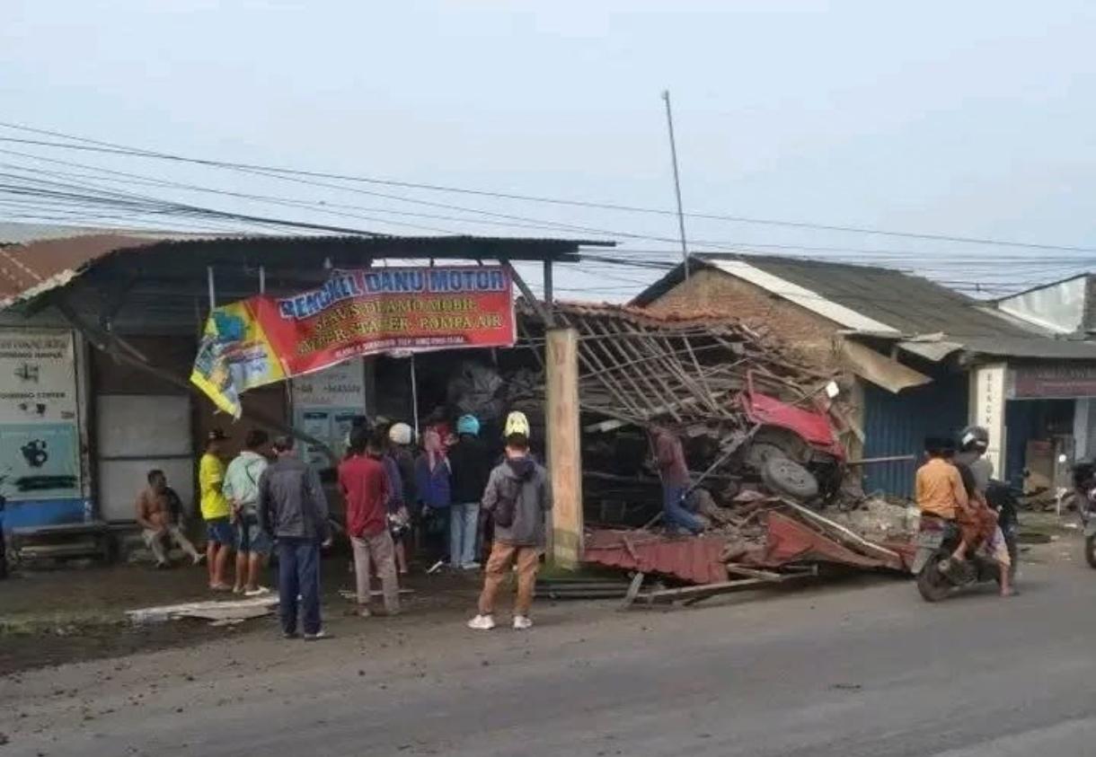 Dump-truk-menabrak-rumah-di-sekitar-pinggir-jalan-Pantura-Brangsong.jpg