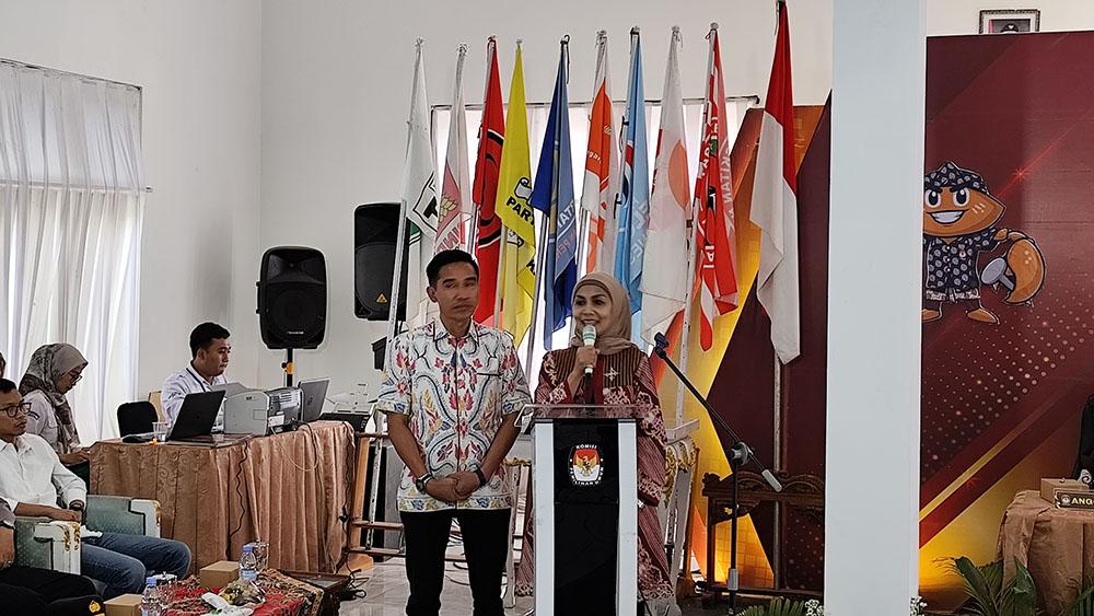 Video Dyah Kartika-Benny Karnadi Ditetapkan Sebagai Bupati Kendal Terpilih