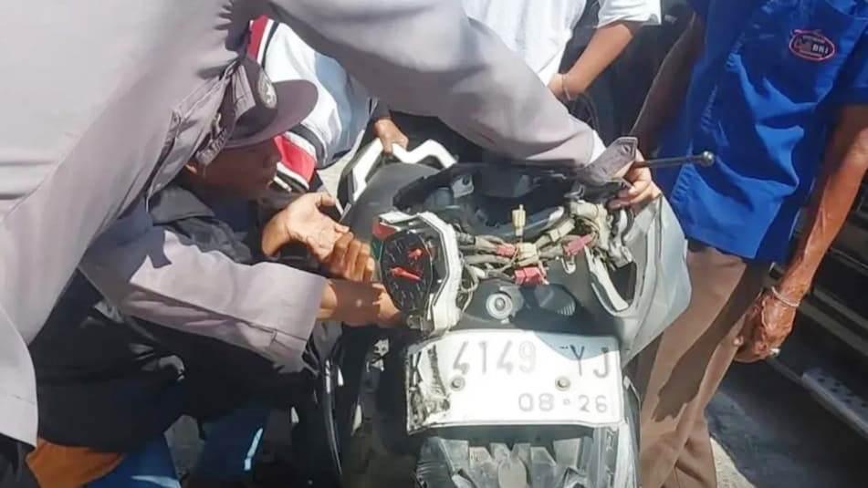 ECELAKAAN-DI-GROBOGAN-Kecelakaan-lalu-lintas-terjadi-antara-sepeda-motor-Yamaha.jpg