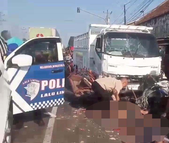 EVAKUASI-Polisi-saat-mengevakuasi-korban.jpg