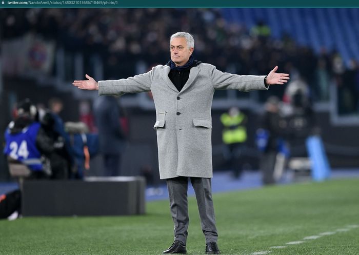 Ekspresi-kekecewaan-Jose-Mourinho-usai-AS-Roma-takluk-dari-Juventus.jpg