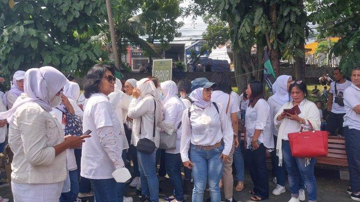 Datang Bersama Rombongan, Warga Semarang Ini Sambut Kebebasan Anas Urbaningrum di Lapas Sukamiskin