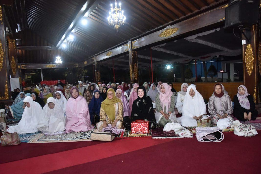 Etik-Suryani-mengikuti-tarawih-keliling-perdana.jpg
