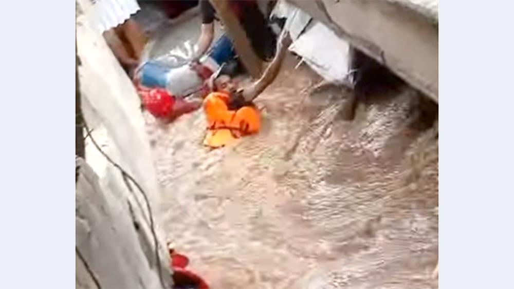 Perahu Karet Evakuasi Terbalik di Tebet, Balita 2 Tahun Tewas Terhanyut