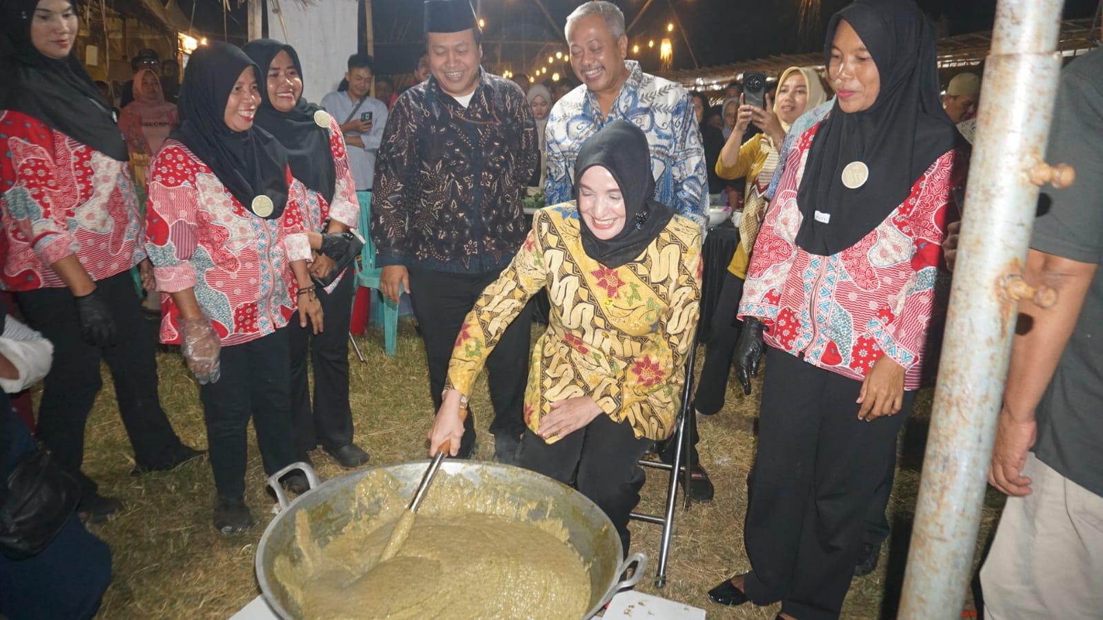 Tak Sekadar Tradisi, Festival Bubur Suro Pekalongan Hidupkan Ekonomi Warga - Tribunjateng.com