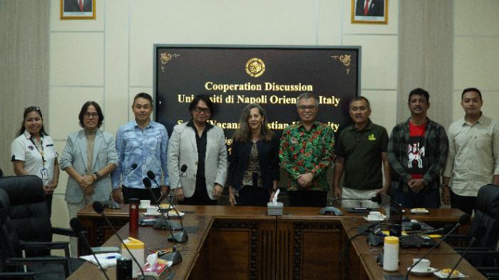 Foto-bersama-dalam-kegiatan-kunjungan-Università-di-Napoli-LOrientale-Italyfds211.jpg