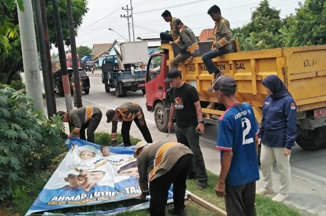 Foto-personil-KPU-Kabupaten-Tegal-bersama-unsur-terkait-saat-menertibkan-Alat-Peraga-Kampanye-APK.jpg