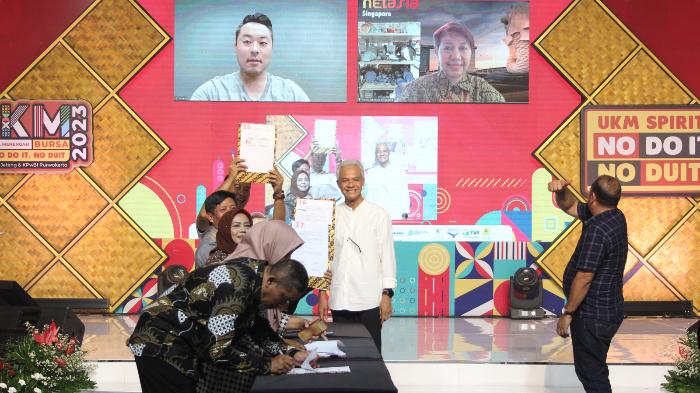 Ganjar-Dampingi-Pelaku-KUKM-dari-MOU-Hingga-Lepas-Produk-Ekspor-ke-Luar-Negerid3d3df.jpg