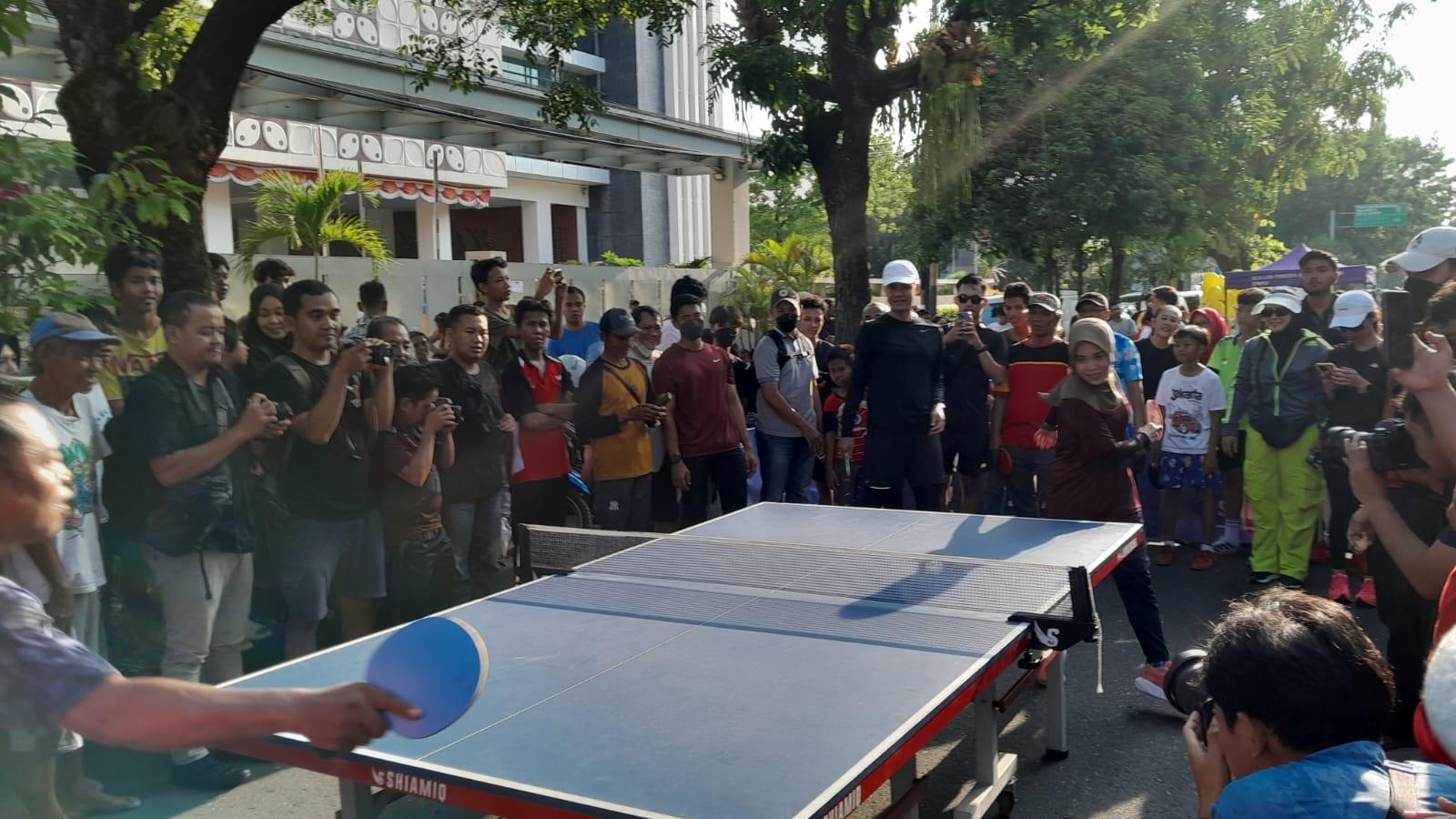 Capres Ganjar Pranowo Sambangi CFD Solo, Main Tenis Meja hingga Sarapan Nasi Liwet