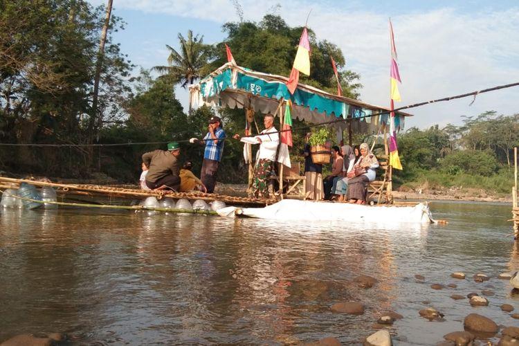 Kreatifnya Warga Magelang Bikin Getek Buat Penyeberangan, Setelah Jembatan Gantung Ngembik Dibongkar
