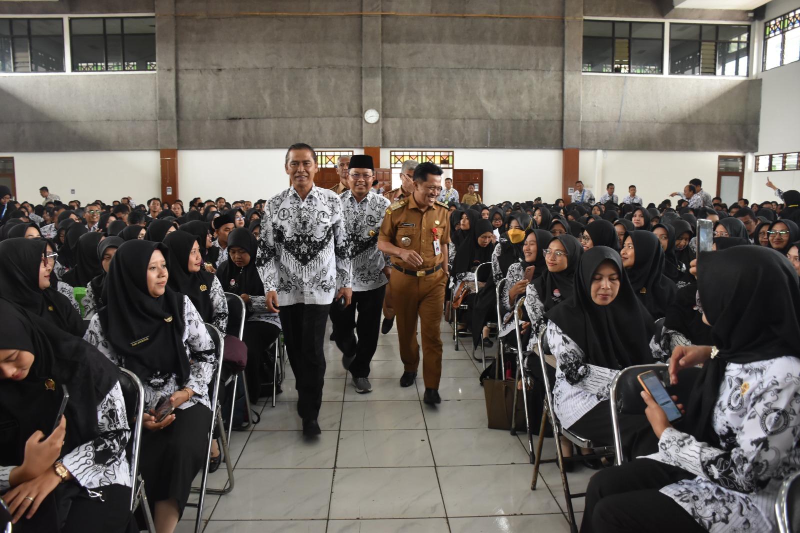 Hari PGRI ke-78 dan Hari Guru, Bupati Wonosobo Ajak Guru Ambil Peran Cerdaskan Generasi Bangsa