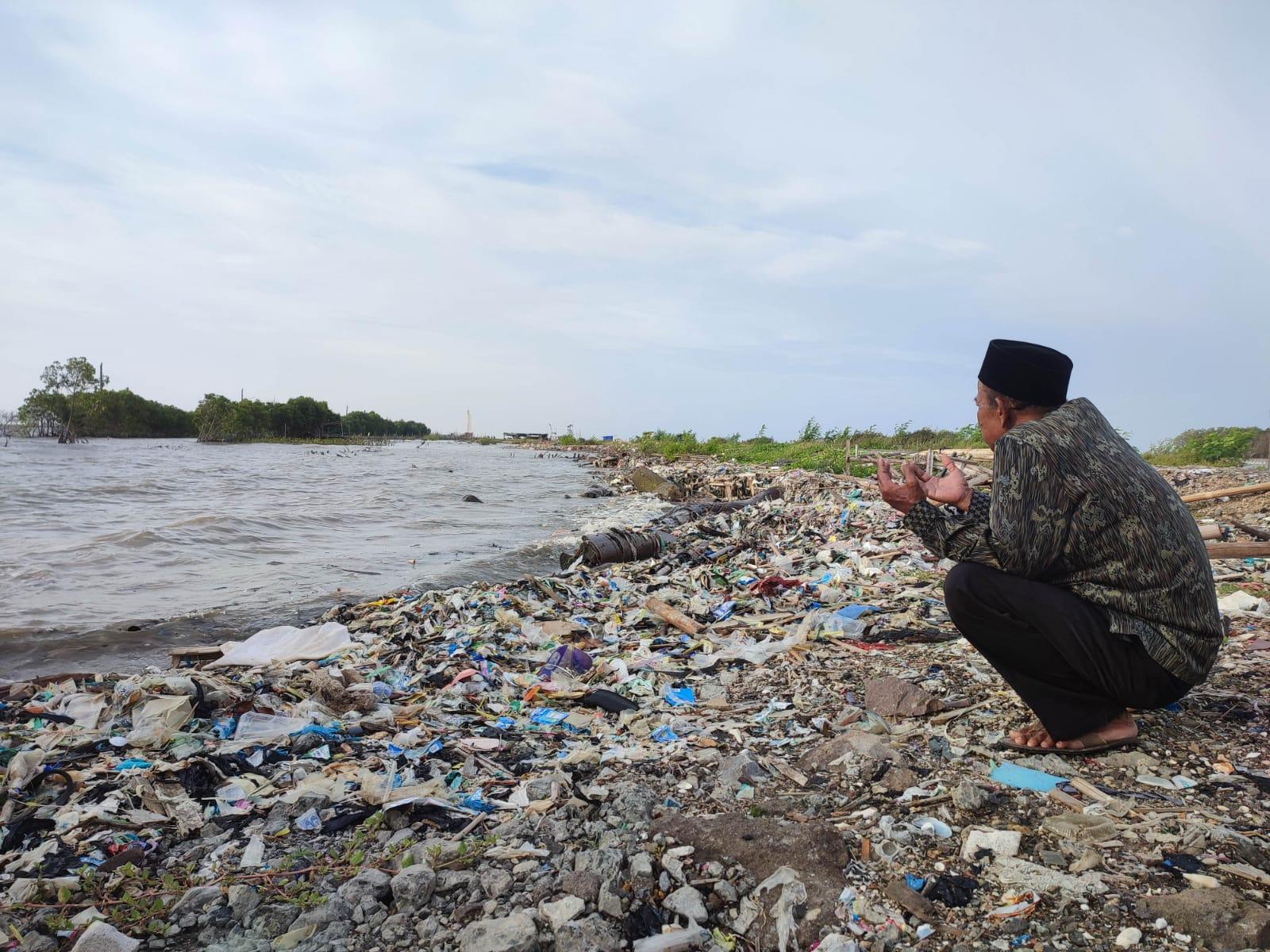 Ziarah ke Makam Tenggelam TPU Tambakrejo Semarang, Tak Surutkan Doa Meski Cuma Ada Air Laut
