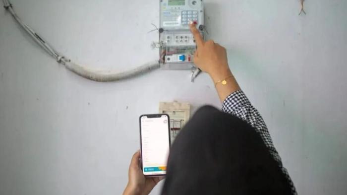 Ilustrasi-pelanggan-melakukan-input-token-listrik-pada-kWh-meterdfs2434321.jpg
