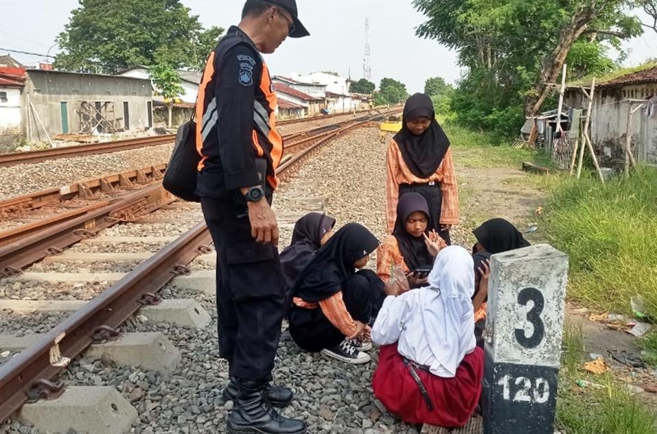 Demi Keselamatan Bersama, KAI Tegas Melarang Masyarakat Beraktivitas di Jalur Kereta Api