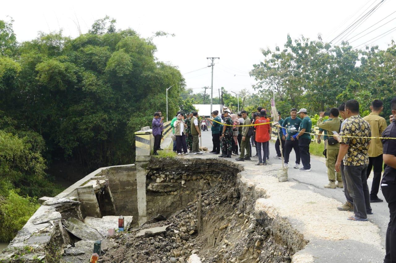 Terdampak Banjir, Jalan di Dekat Jembatan Sungai Wulung Longsor, Bupati Blora Minta Bantuan BNPB