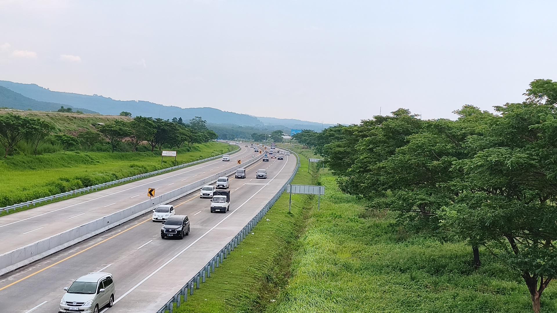 JALAN-TOL-BATANG-Suasana-arus-lalu-lintas-di-Tol-Batang.jpg