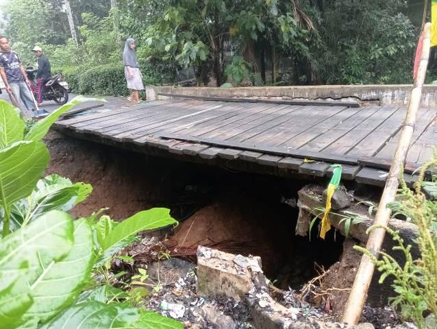 JEMBATAN-RUSAK-yang-berada-di-Grum.jpg