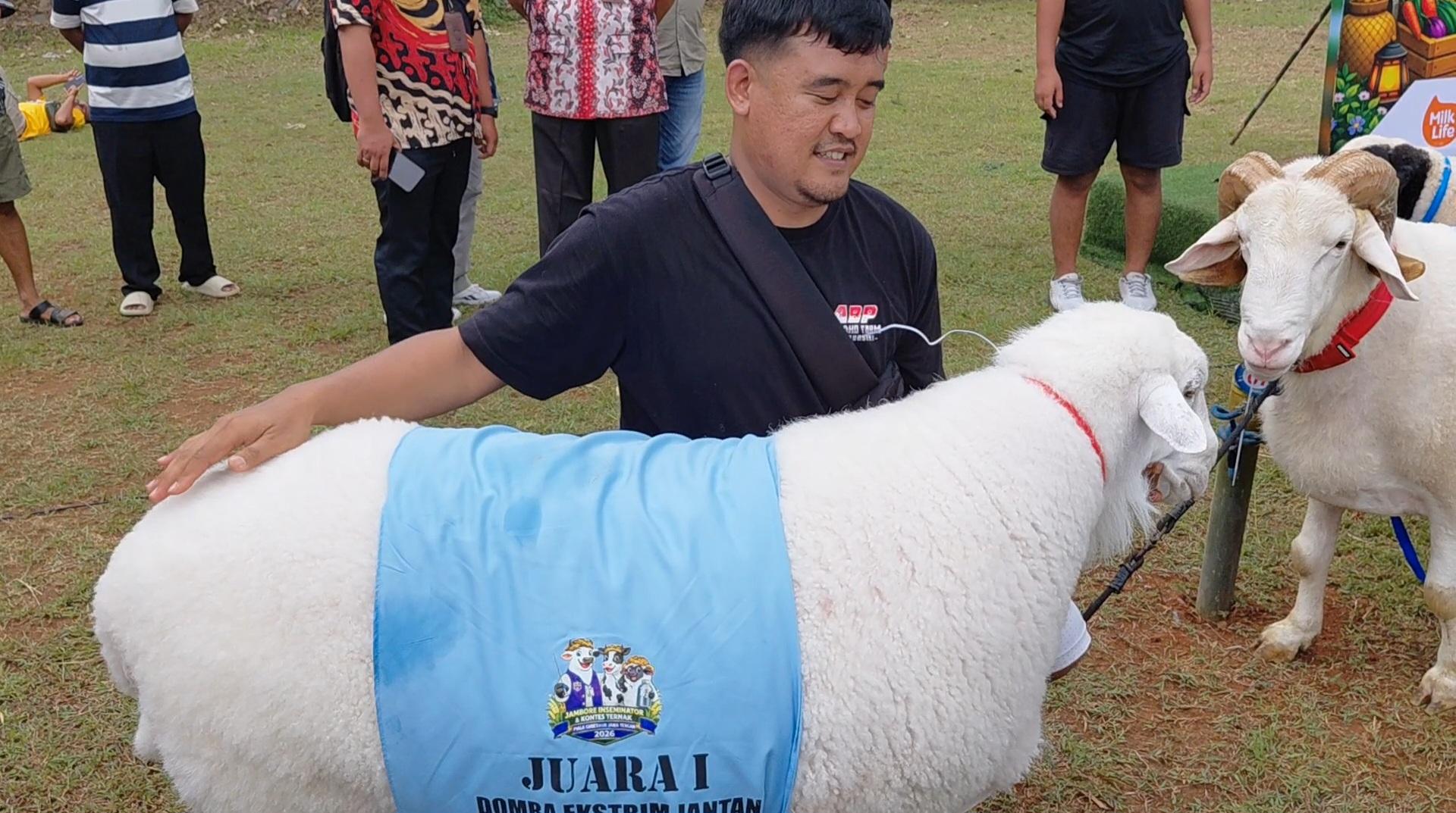 JUARA-Aditya-Bayu-Purnomo-31-bersama-dombanya-bernama-Bruno.jpg
