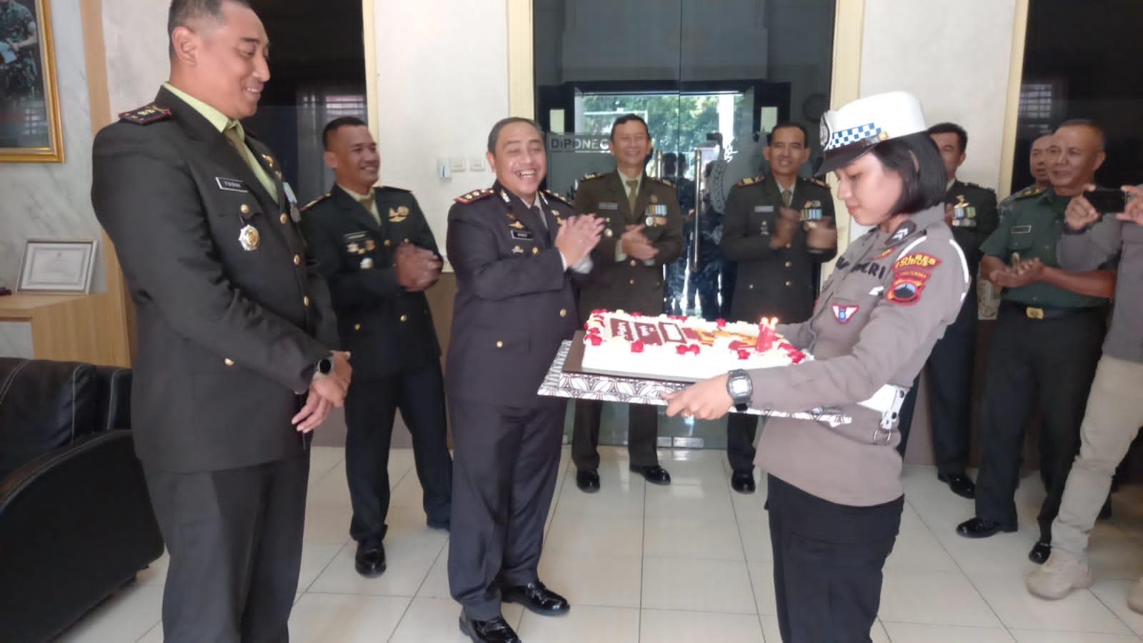Surprise Kapolres Kudus Saat HUT TNI ke-78, Polwan Cantik Bawakan Kue Ulang Tahun