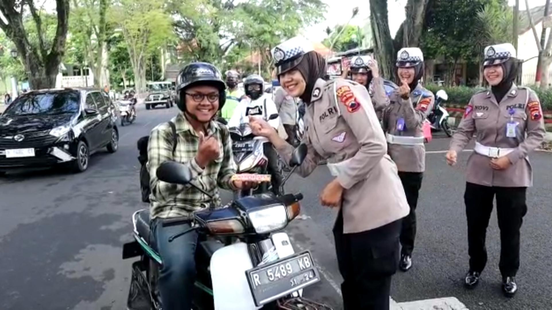 Kaget Dihentikan Polisi, Boy Ternyata Dapat Hadiah Coklat dan Helm Gratis di Hari Kasih Sayang