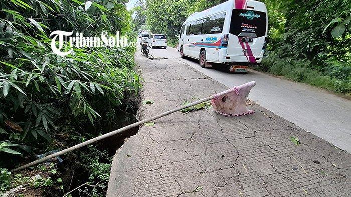 Jalan-Gabugan-Sumberlawang-di-Sragen-diberlakukan-sistem-buka-tutup-karena-longsor.jpg