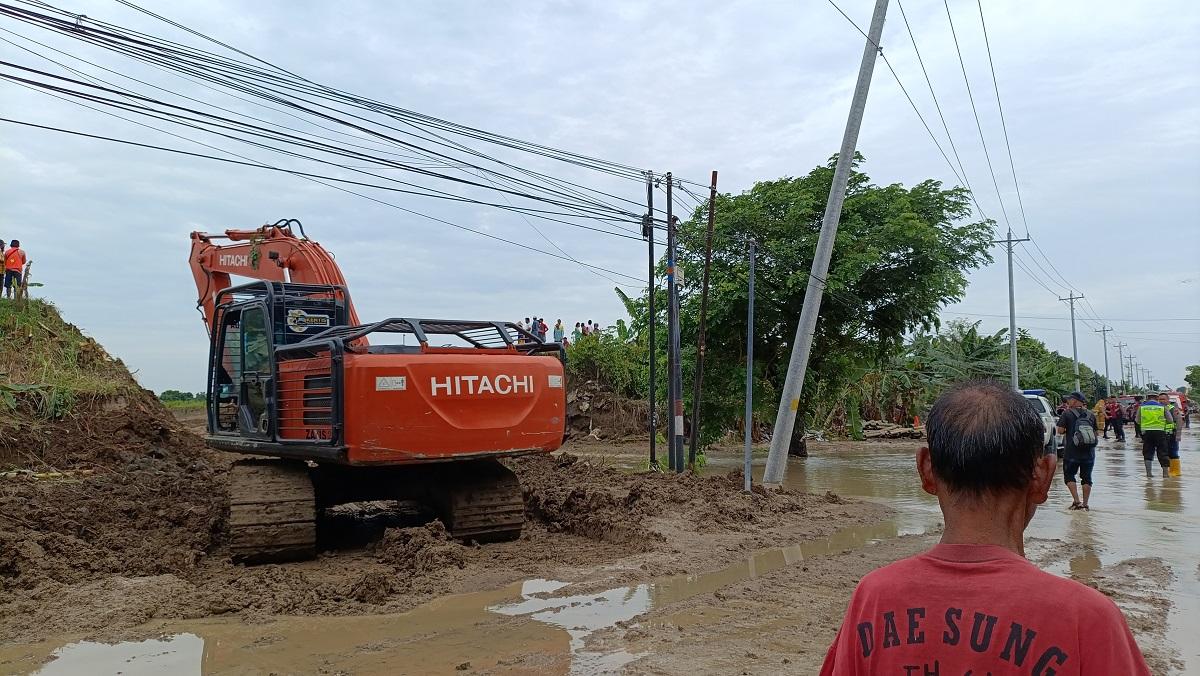 Bekas Banjir di Jalan Semarang-Purwodadi Dibersihkan, Jalur Dibuka Sore Ini