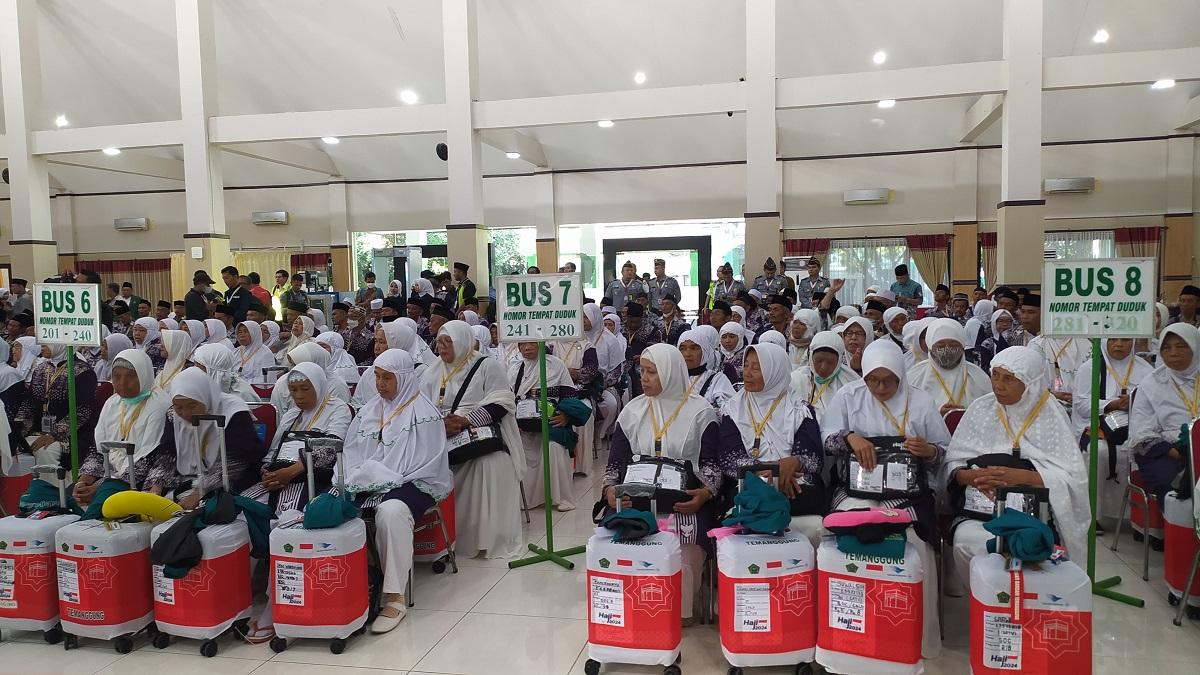 Jemaah-Haji-saat-pelepasan-di-Gedung.jpg