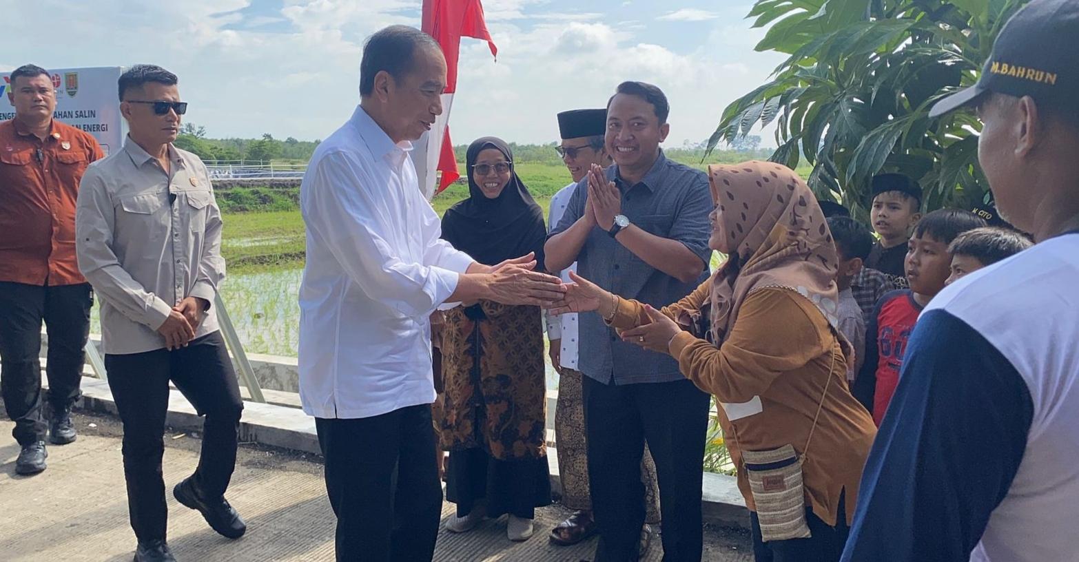Joko-Jokowi-Widodo-mengunjungi-kelompok-tani-sawah-Sumber-Rejeki.jpg