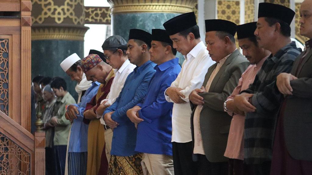 Momen Jokowi dan Luthfi-Yasin Shalat Jumat Bareng, Warga Berebut Foto di Klaten