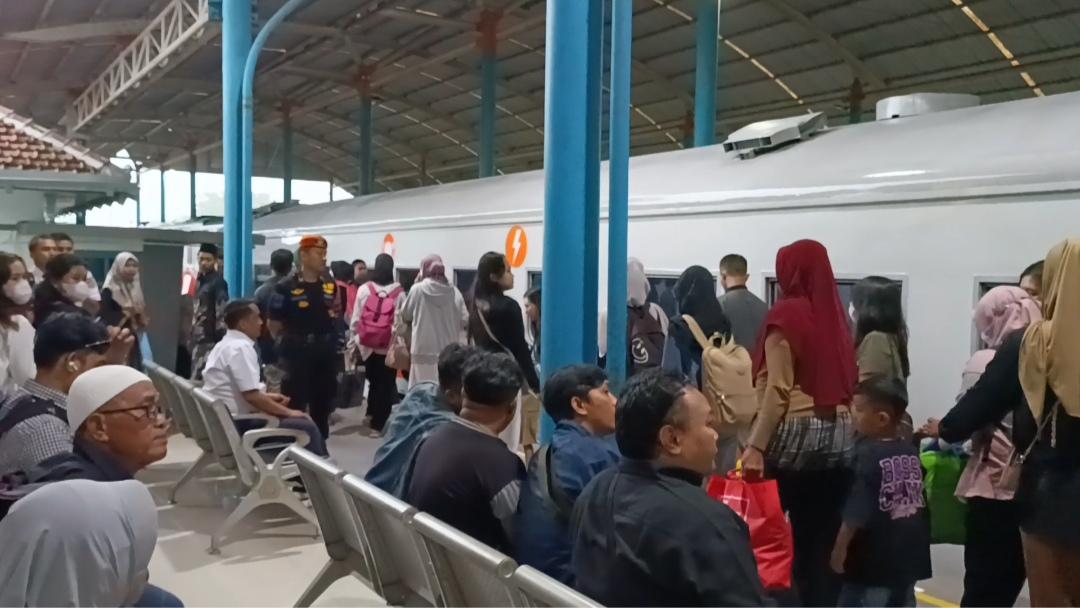 KAI-Daop-4-Semarang-melayani-total-1094918-penumpang-selama-momen-Lebaran.jpg