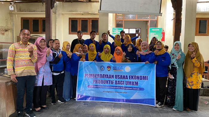 KELOMPOK-47-KKN-UPGRIS-BERI-PELATIHAN-PEMBERDAYAAN-USAHA-EKONOMI23112321.jpg