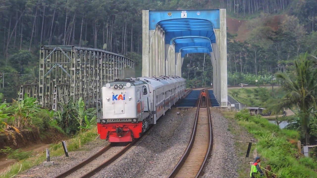 KERETA-API-Dokumentasi-kereta-yang-melintas-di-Jembatan-Serayu-Tambakneg.jpg