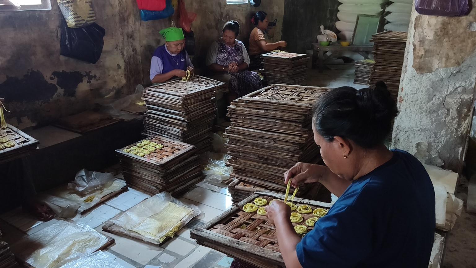 KERUPUK-USEK-Suasana-para-pekerja.jpg