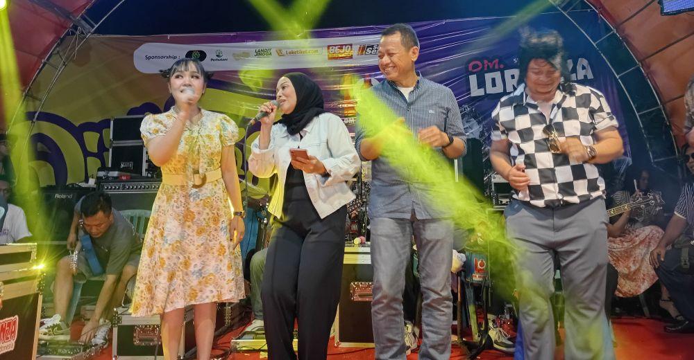 Saat Bupati Kudus dan Istri Joget Bareng Ribuan Warga dalam Konser Om Lorenza