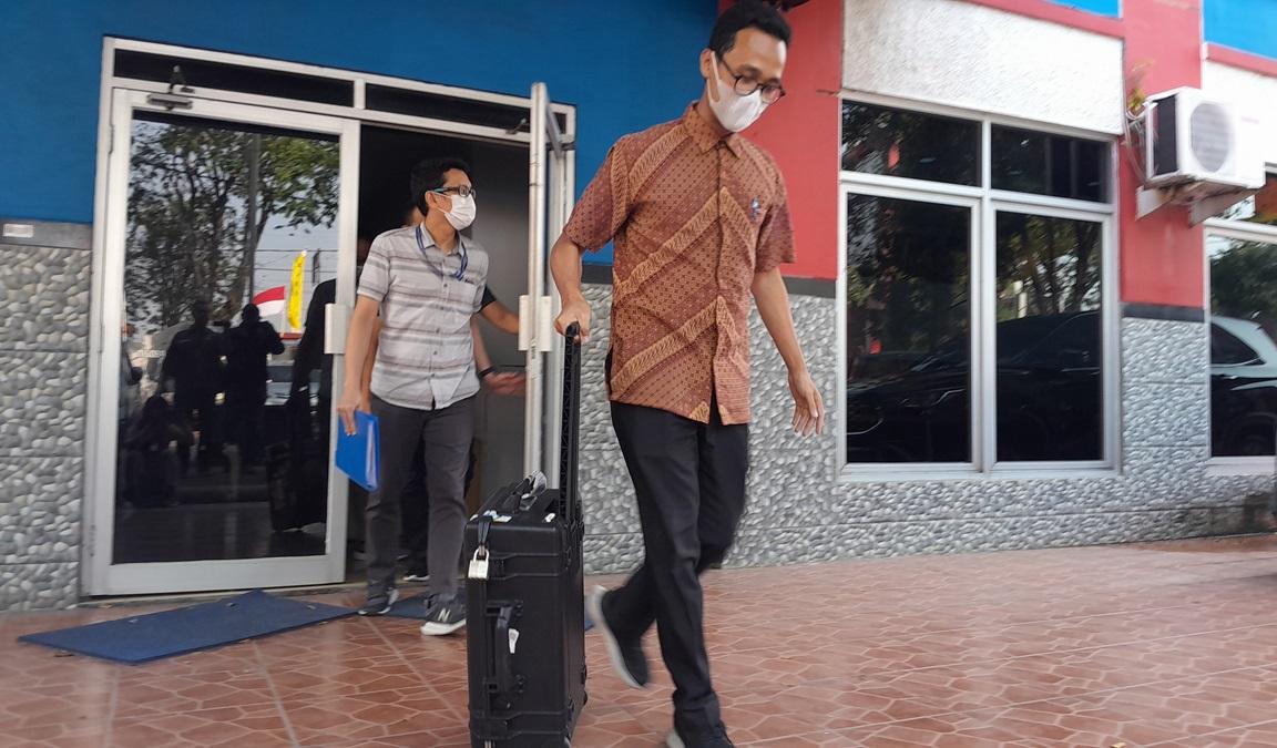 KPK-keluar-dari-kantor-Dinas-Damkar-usai-melakukan-penggeledahan.jpg