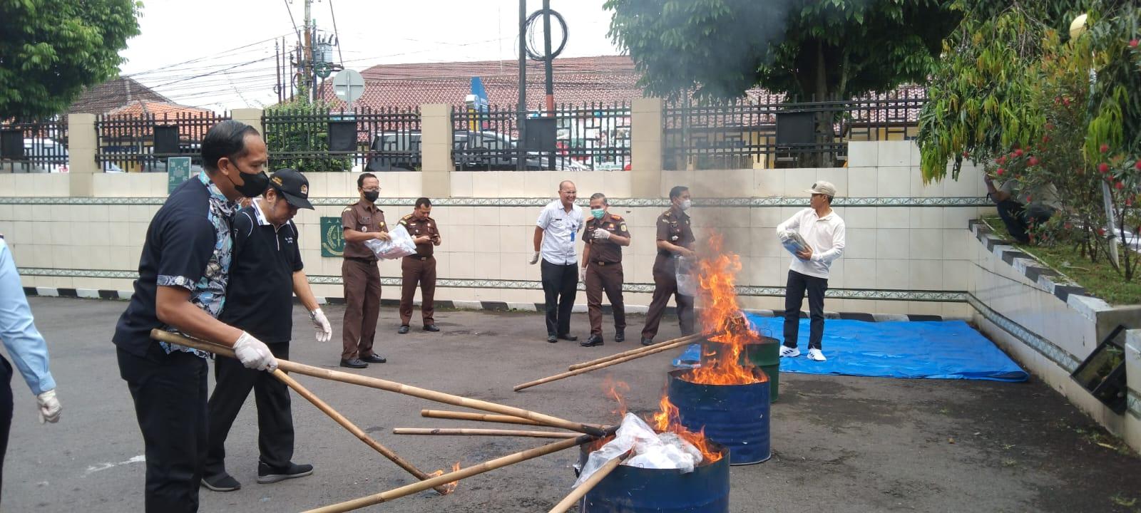Kejari Purwokerto Musnahkan Barang Bukti Tindak Pidana, Mulai dari Sajam, Narkoba Hingga Miras