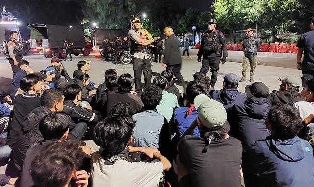 Video Gesekan Suporter Warnai Laga PSS Sleman Vs Persib Bandung di Stadion Manahan Solo