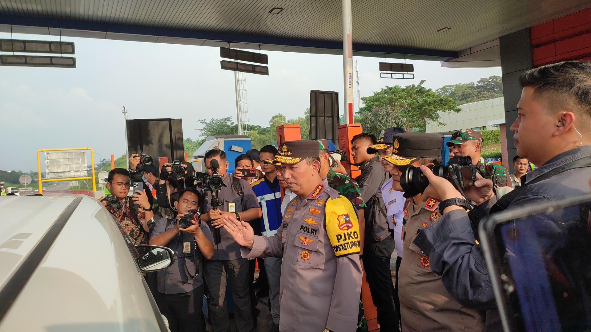 Kapolri-Jenderal-Listyo-Sigit-Prabowo-mendatangi-Gerbang-Tol-GT-Kalikangkung.jpg