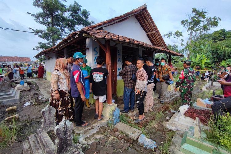 Kapolsek-Gegesik-AKP-Suheryana-memberikan-keterangan-usai-olah-TKP.jpg
